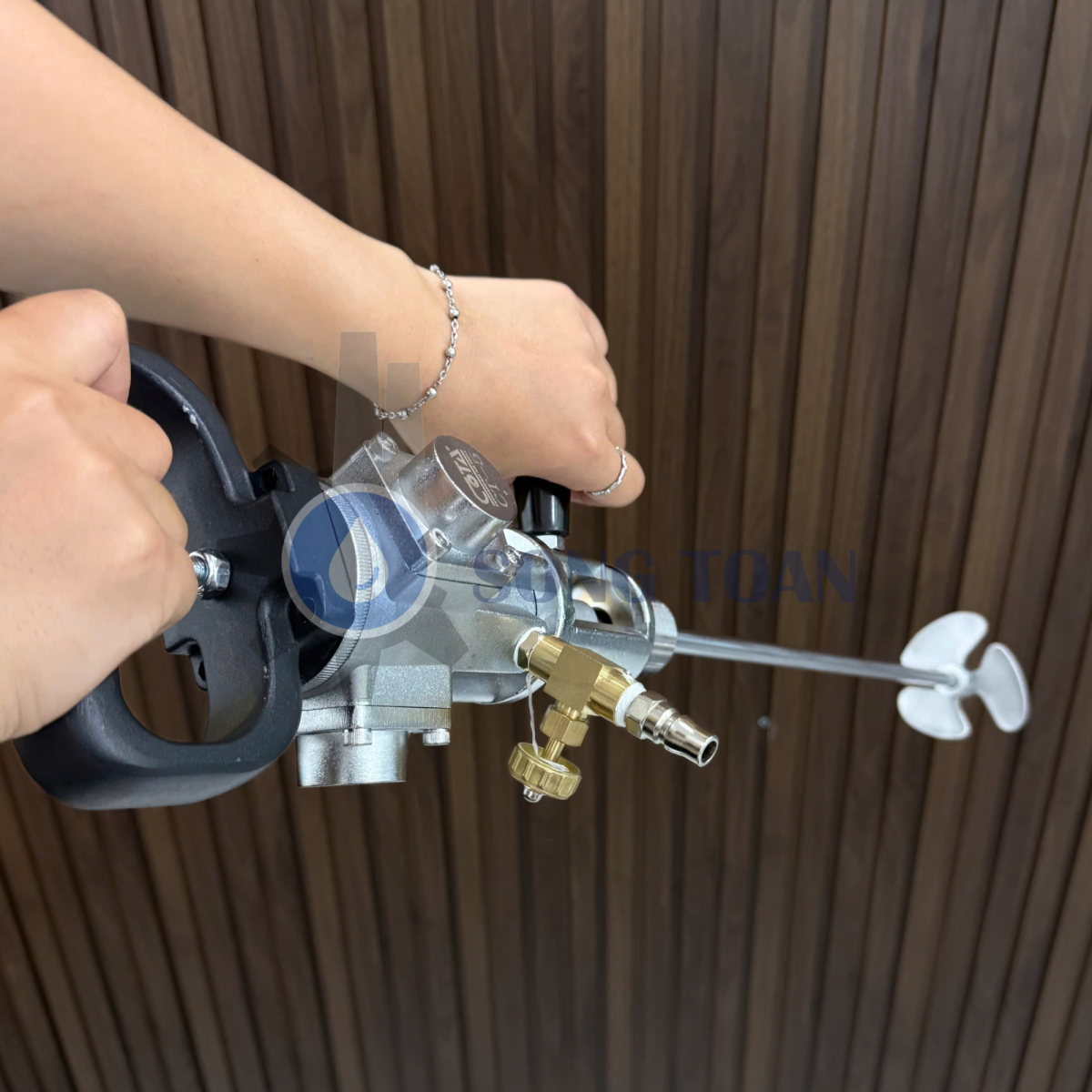 máy khuấy cầm tay dùng hơi