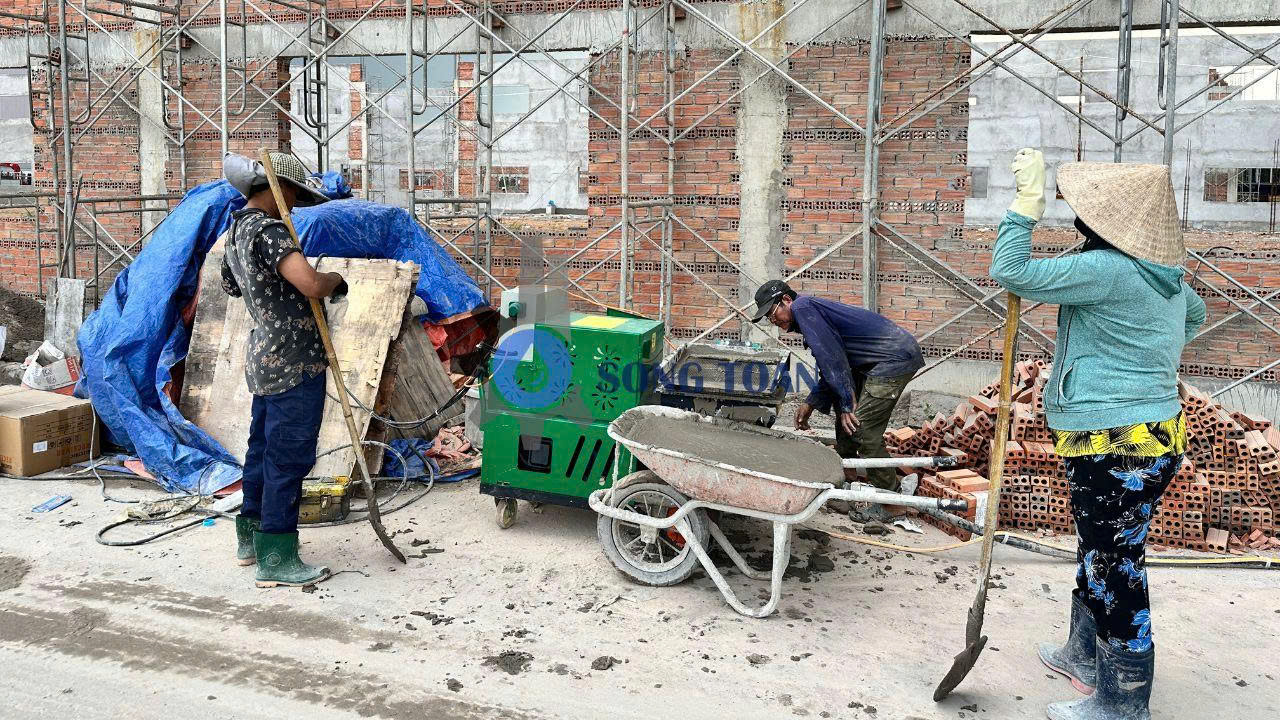 máy phun vữa 3 pha chỉ cần 3 người vận hành